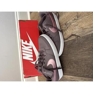 New Nike Women's youth girls size 7 Sneakers with Pink Swoosh